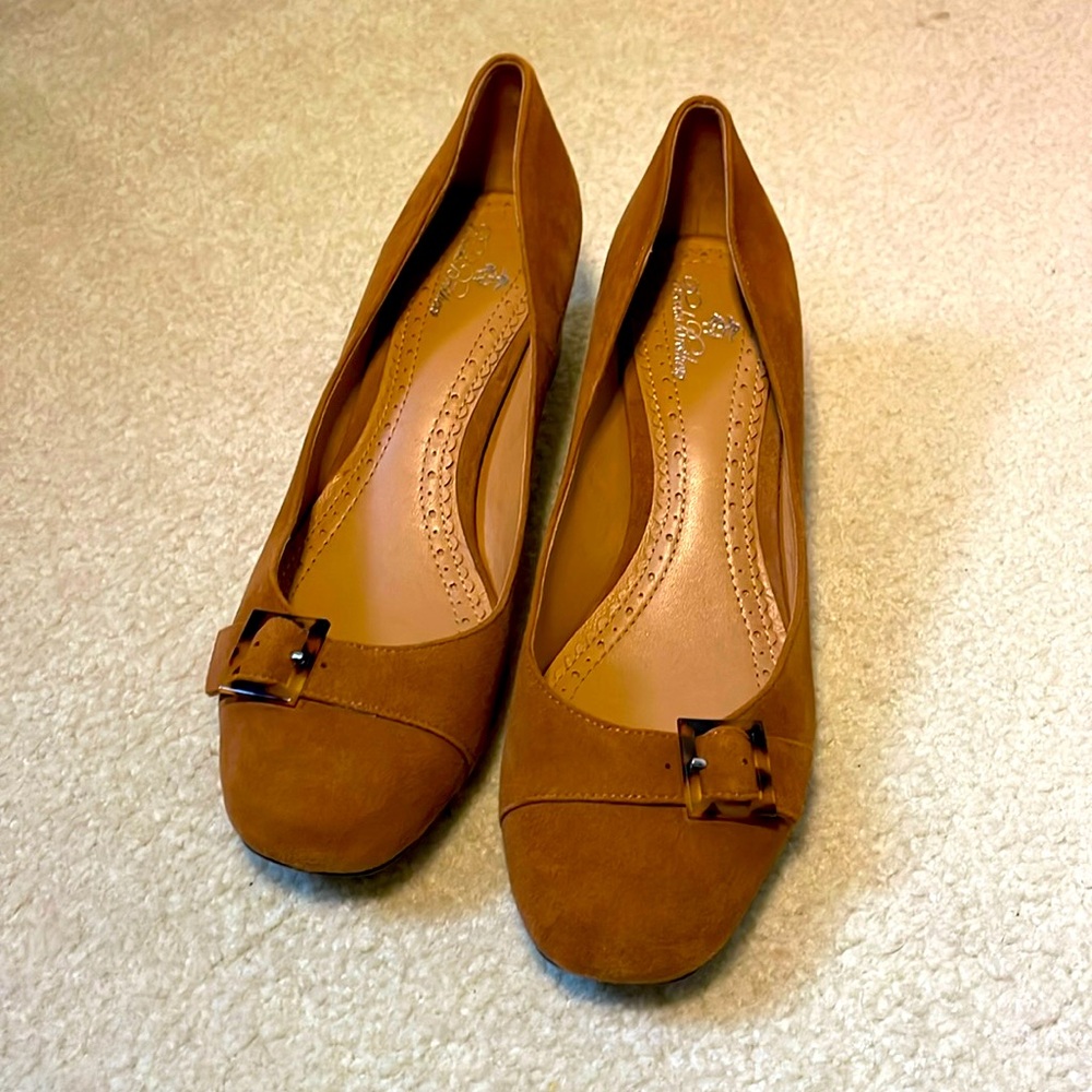 Brooks Brothers suede heels Sz 7.5 camel color tortoise shell buckle round toe